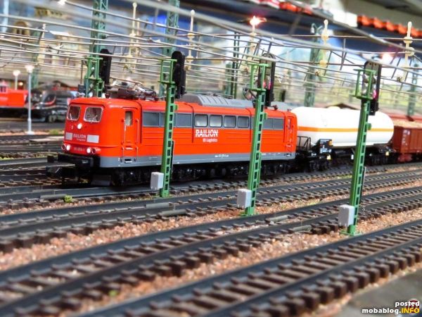 Die dagegen schon betagtere Railion-151 (Minitrix) vor einem gemischten Güterzug.