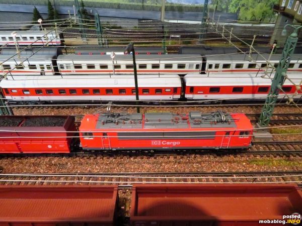 Eine 155 (Arnold) mit Kohle-Ganzzug begegnet einem Nachtzug.