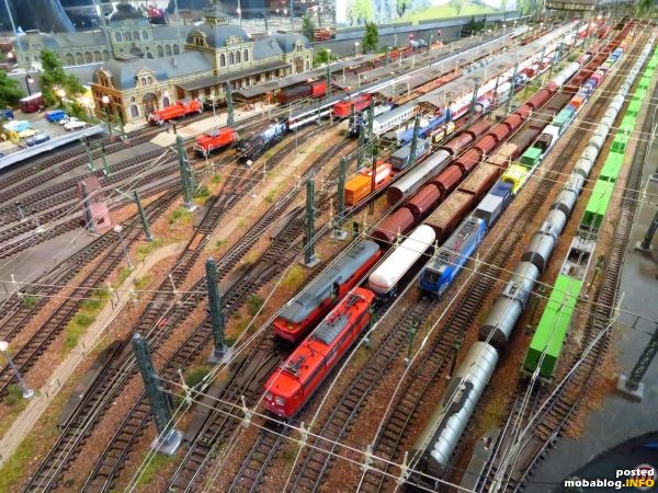 Die Übersicht zeigt: Hochbetrieb am Bahnhof und auf den Gütergleisen. Grund ist die Mittagspause, die alle Lokführer gleichzeitig nutzen. Oder so.