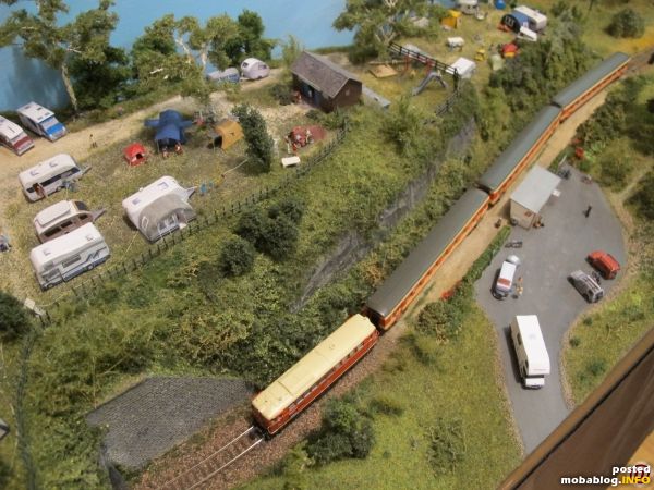 Die Haltestelle Waldesruh - in der Regel halten hier nur Triebwagen, mit den 3 Schlierenwagen ist der Bahnsteig voll ausgelastet.