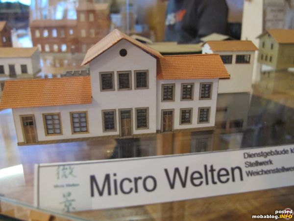 Als passende Ergänzung zur Spur N-Ausstellung gibt es auch einen Verkaufsstand von Microwelten mit einer großen Auswahl an Lasercut-Bausätzen und Zubehörteilen.
http://www.microwelten.de/