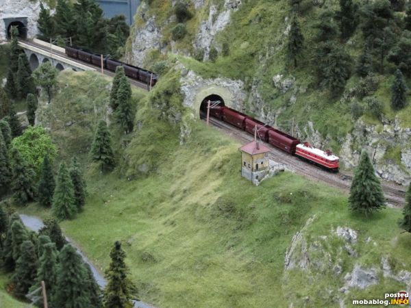 Ein Ganzzug mit ÖBB Reihe 1043 rollt durch den kurzen Krauseltunnel talwärts. In Kürze wird der Zug in den Bahnhof von Breitenstein einfahren.
