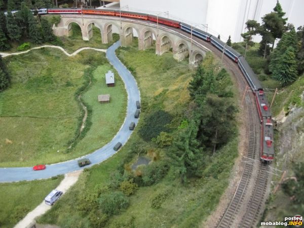 Ebenfalls auf Talfahrt befindet sich dieser schwere internationale Schnellzug mit Doppeltraktion Reihe 1044.