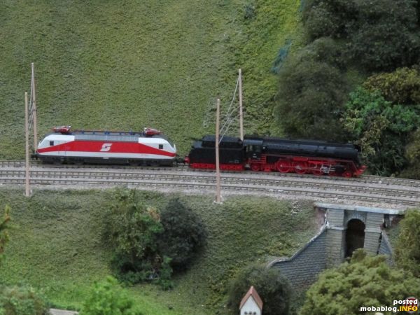 Sonderzugeinsatz am Semmering: eine 1012er und eine deutsche Gastlok Baureihe 01 rangieren in Breitenstein.