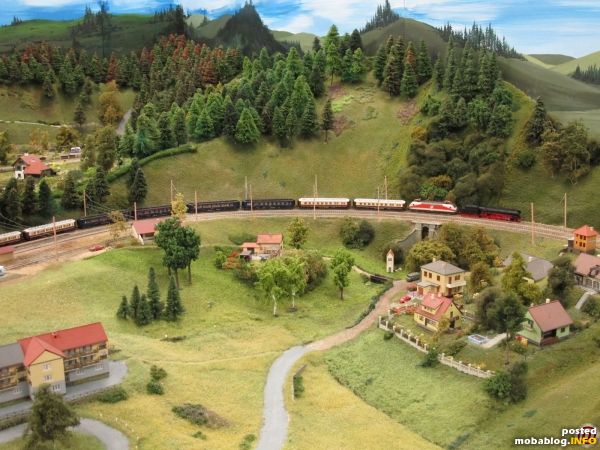 Die beiden Loks haben nun einen schweren CIWL-Sonderzug übernommen und verlassen den Bahnhof Breitenstein: Zuglok ist die Reihe 1012, während die Dampflok - wie am Semmering vorgeschrieben - nur mit ...