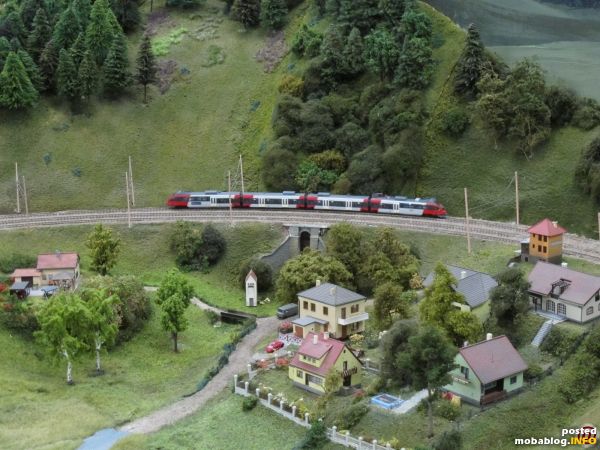 Wie beim großen Vorbild: Nahverkehr am Semmering mit den Talent-Triebwagen Reihe 4024 - hier ein Panorama bei Breitenstein.