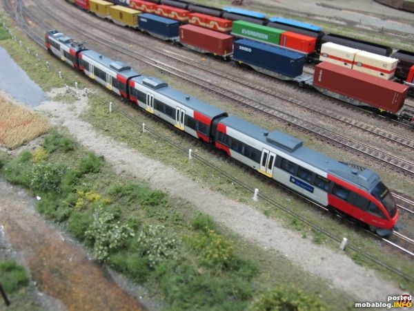 Der Modellbau der Fahrzeugexperten beim MEC N-Spur Austria erreicht Industrieniveau: der ÖBB Talent-Triebwagen vorbildgerecht mit Burgenland-Werbung und dem Fahrziel "Bruck an der Leitha" in den Zugzielanzeigen.