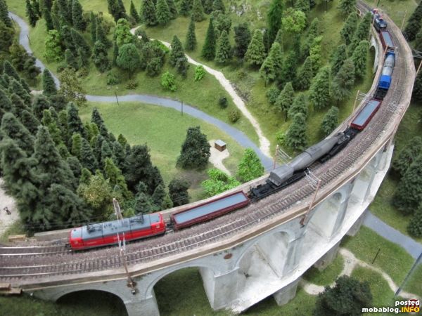 Dieser Zug wäre viel zu schwer für die alte Ghega-Bahnstrecke, mit Nachschiebelok geht es dennoch bergwärts über die