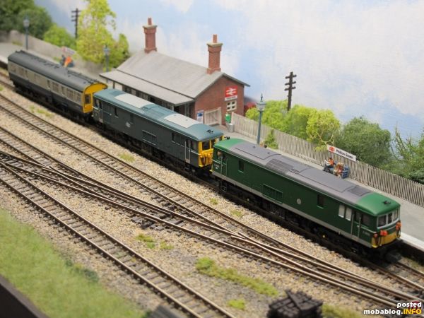 Modellbau in British-N ist ein weiterer (wenn auch kleiner) Tätigkeitsbereich im Club: Mein britisches Micro-Layout Philton Green war auch wieder in Betrieb - hier sehen wir zwei Elektro-Diesel Class 73 ...