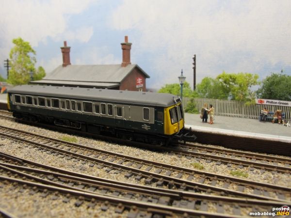 In Philton Green geht es sehr beschaulich zu - nachdem der Triebwagen die Reisenden aufgenommen hat, wird er seine Fahrt in den Fiddle-Yard fortsetzen.