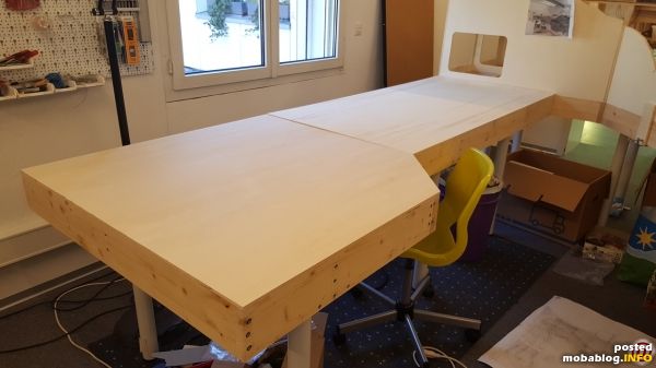 Die Segmente sind bereit für die Planung, das Holz provisorisch auf den Rahmen aufgelegt. Der Bahnhof wird später auf 65 cm über dem Rahmen zu liegen kommen.