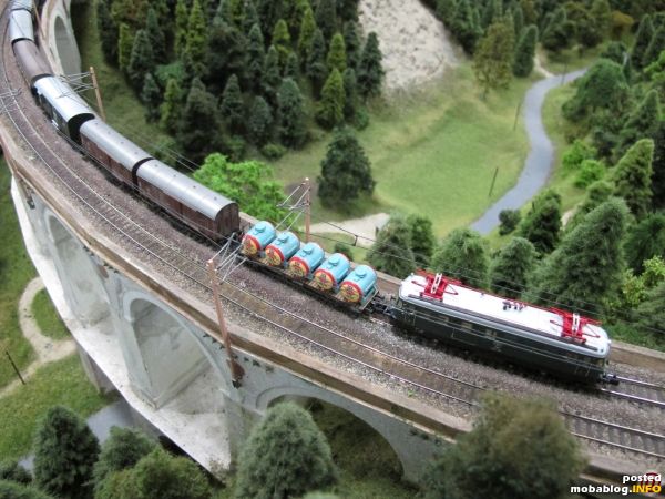 Im Regionalzugdienst war heute die Reihe 4061 unterwegs, stilgerecht mit einem Kleinserien-Milchwagen hinter der Lok