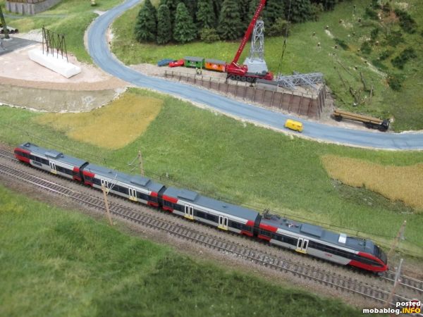Unterwegs im Adlitzgraben unweit der Anlagenbaustelle mit der Hochspannungsleitung ist dieser Talent-Triebwagen aus clubeigener Fertigung