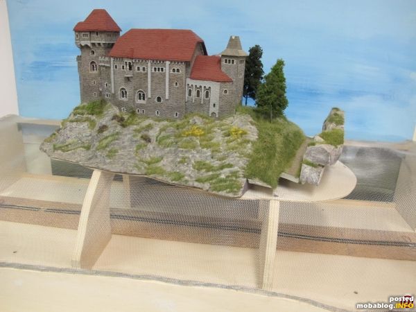 In der Zwischenzeit konnte auch der Rohbau inkl. Gleislage für unser neues Burgmodul fertiggestellt werden - die nächsten Schritte sind dann die Gestaltung der Geländehaut, der Felsen und der Vegetation
