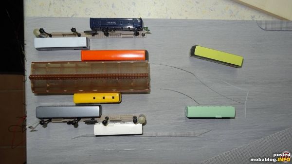 Der Platz ist angelegt.
Konturen wurden mittels Kohlepapier (ja, sowas gibts noch) vom Plan übertragen und die Gehwege sind aus dem Vollmer-Material aufgebracht.
Die Straßenmarkierungen wurden vorerst mit einem weissen Stift gemalt ...