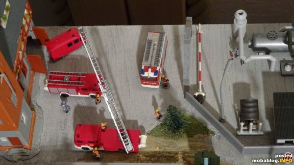 Auf dem Gelände der Feuerwehr herrscht Übungsbetrieb.