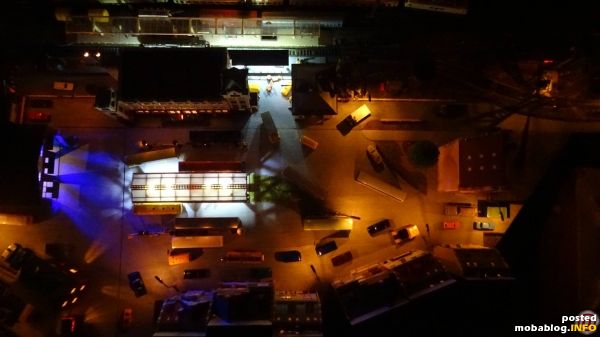 Nachtimpressionen.
In der Pflegehalle wird kräftig geschweißt.
Übrigens mit sehr günstigen Flacker-LEDs gebaut (blau + orange).
Nicht die teure Variante aus dem Modellbau.