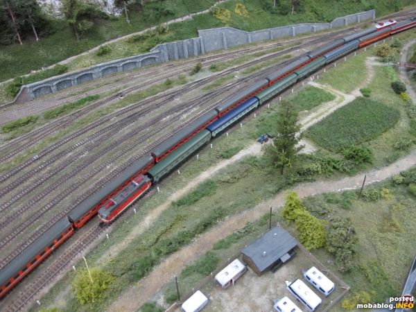 Eine Zugbegegnung ergab sich heute im Bereich der Ausfahrt in Richtung Semmering: ein schwerer Schnellzug mit einer Lok Reihe 1010 befindet sich auf Bergfahrt, während die 1044er mit ihrem Reisezug ...