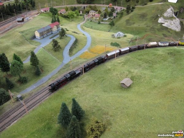 Ein schwerer Güterzug mit einer Doppeltraktion Reihe 52 hat eben den Adlitzgraben verlassen und rollt in Richtung Breitenstein