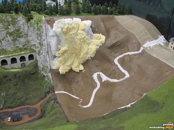 Die nächste Anlagenbaustelle befindet sich im Bereich der Weinzettelwand: hier entstand ein neues Hebesegment, ein Geländeteil welches zwecks Zugänglichkeit der unterirdischen Streckenabschnitte auf Führungsschienen hochgeschoben werden kann. Um Gewicht einzusparen ...