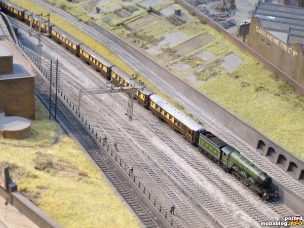 Die LNER Class A4 hat ihren langen Pullmann-Wagenzug bereits deutlich beschleunigt, als sie von King`s Cross kommend Copenhagen Fields passiert. 