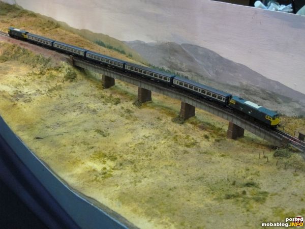 Stimmungsvoll sind auch die Züge auf der bekannten Brücke, gewählte Era ist British Rail Blue in den 1980er Jahren.