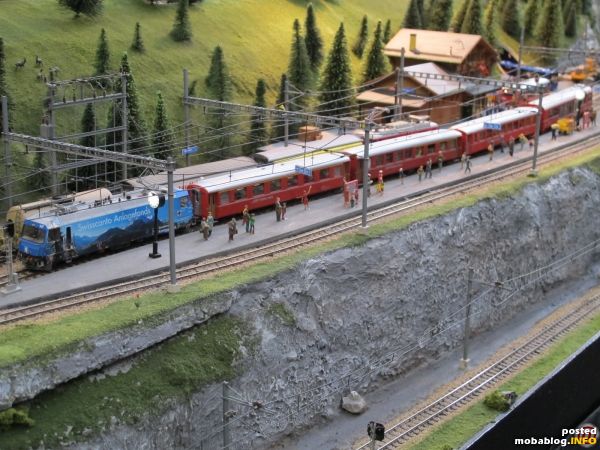 Ein Blick auf den Bahnhof Obervaz, Teil des RhB-Layouts auf 2 Ebenen