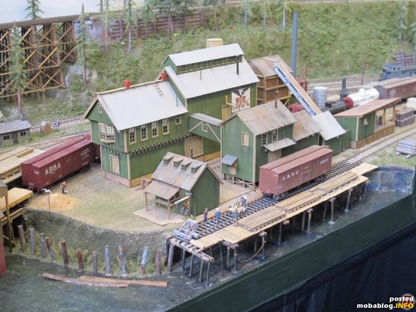 Das Spur H0-Layout beeindruckt mit einem umfangreichen Güterumschlag, v. a. Holz und einem kleinen Hafen