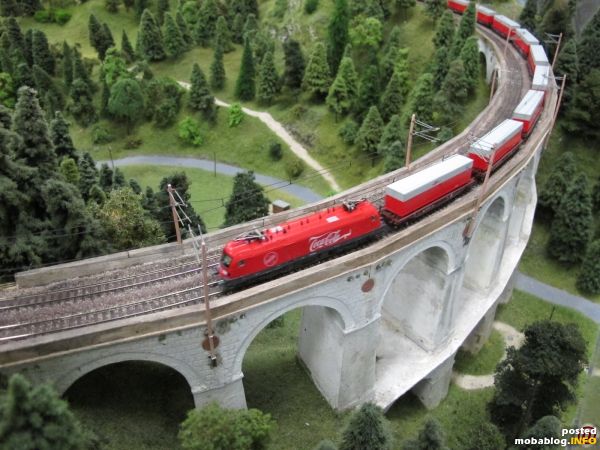 Auf Talfahrt an der Kalten Rinne sehen wir diesen Containerzug in Fahrtrichtung Breitenstein