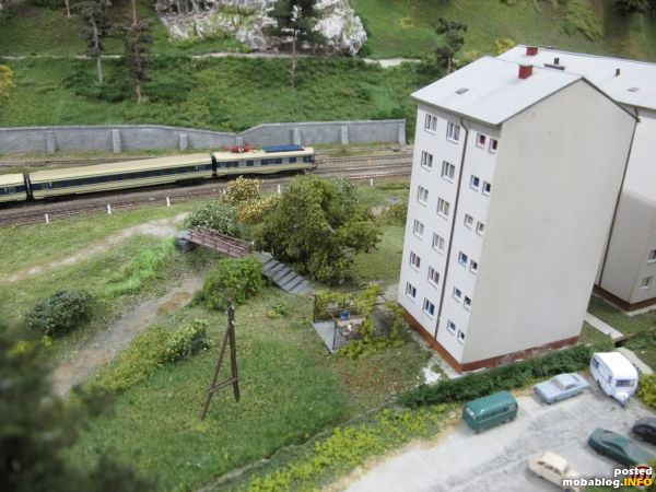 Mürzzuschlag wie in alten Zeiten der Epoche IV: ein Triebwagenzug Reihe 4010 verlässt den Bahnhof in Richtung Semmering