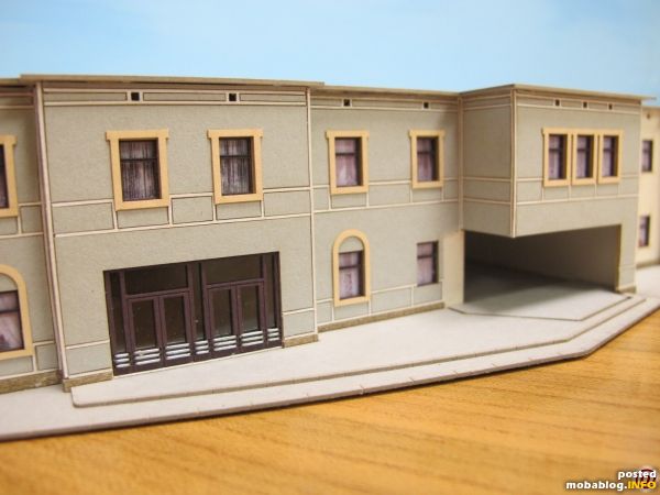 Der Bau des Gebäudes ist im Erd- und Obergeschossbereich schon weit fortgeschritten, es fehlen noch die Dachkonstruktion und diverse Fassadenelemente an der Bahnsteigseite