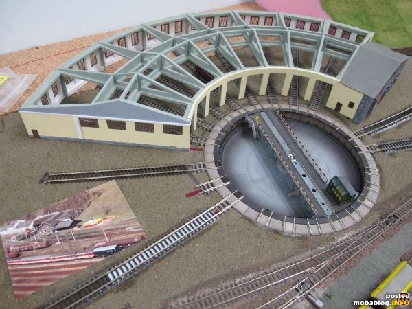 Der Rundlokschuppen ist ein weiteres aktuelles Bauprojekt - hier wurde eine Bauweise mit gefrästen Holzteilen in Kombination mit Karton gewählt