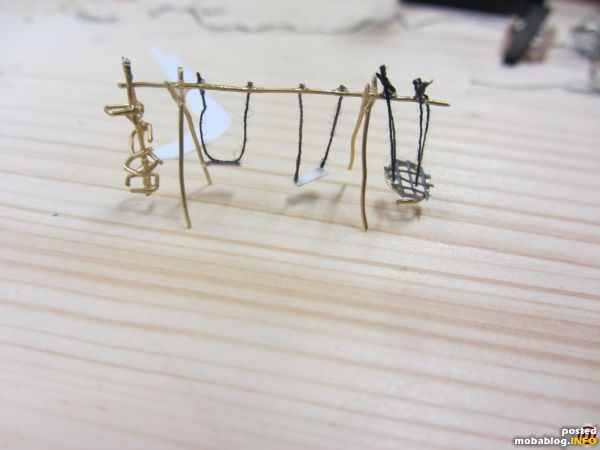 Und nun die Krönung: Ein Spielplatzgerät mit Schaukeln, Nestschaukel und Klettergerüst!