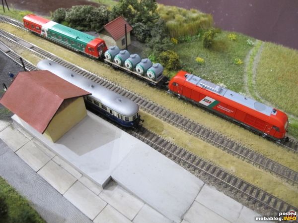 Historisch und modern in Großkrut-Althöflein: ein VT 5042 pausiert am Ladegleis, während eine Garnitur der Steiermärkischen Landesbahnen inklusive Milchwagen eingetroffen ist.