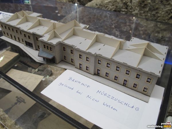 Am Stand von MICROWELTEN konnten die Fortschritte beim Bau des Bahnhofsgebäudes von Mürzzuschlag begutachtet werden - dieses Empfangsgebäude in Lasercut-Bauweise ist für den Einbau auf der Clubanlage vorgesehen.
http://www.microwelten.de/