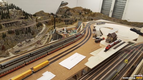 Der Bahnhof Oberegg. Alle Gleise sind fertig verlegt. Rechts einer der Schattenbahnhöfe. Er wird später nicht mehr sichtbar sein.