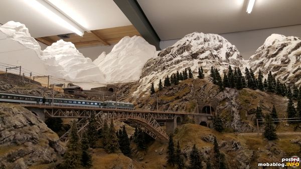 ...und dem Überzug mit Gipsbinden der Rohbau des zu erstellenden Gebirges.
Jetzt geht's dann ans Gipsen und an die Ausgestaltung!
Freundliche Grüsse
Linus
http://www.schweizer-alpenbahn.ch