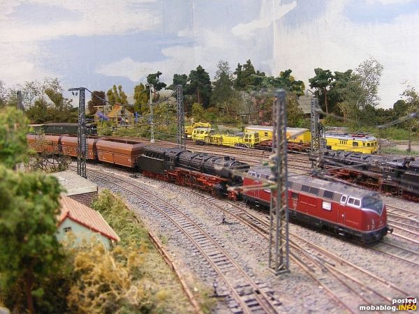 In den letzten Wochen vorm Dampfende wurden gelegentlich auch schon Dieselloks der BR 221 vor einer 043 dem