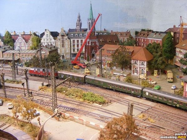 Reisezüge wurden schon einige Zeit mit Dieseloks wie hier mit 220 bespannt
