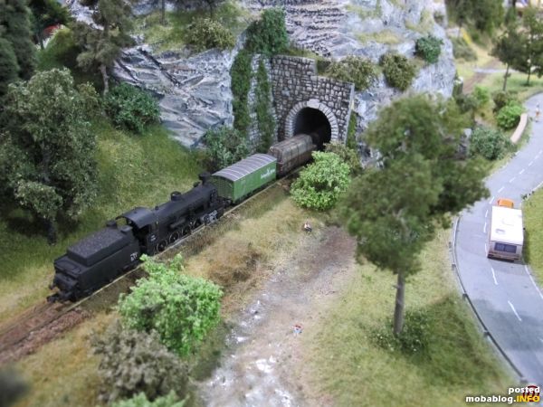 Ein Güterzug mit der ÖBB Reihe 57 (Kato/Umbau Leo) verlässt den Tunnel bei Türnitz.