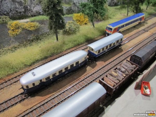 Der Dieseltriebwagen VT5041 hat einen stilgerechten Beiwagen der Bauart BDi erhalten.