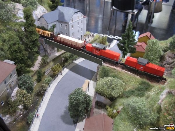 Legendär beim Vorbild, stilgerecht im Modell: die berühmte Ortsdurchfahrt in Spitz/Donau.