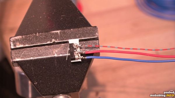 Auf dem Bild ist der Schalter bereits mit dem Winkel verschraubt. Die Schrauben sind hier M2x10. Weiterhin sind die Kabel bereits angelötet. Der Winkel kann auf beiden Schaltern des Servohorns ...