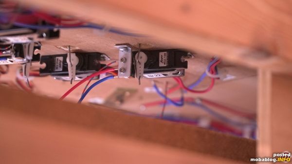 So sieht die ganze Konstruktion dann im fertigen Zustand aus. Der Servohebel ist hier nach rechts gedreht (Weichenzungen nach links gestellt). Der linksseitig montierte leitet hier bei geöffneten Zustand Strom ...