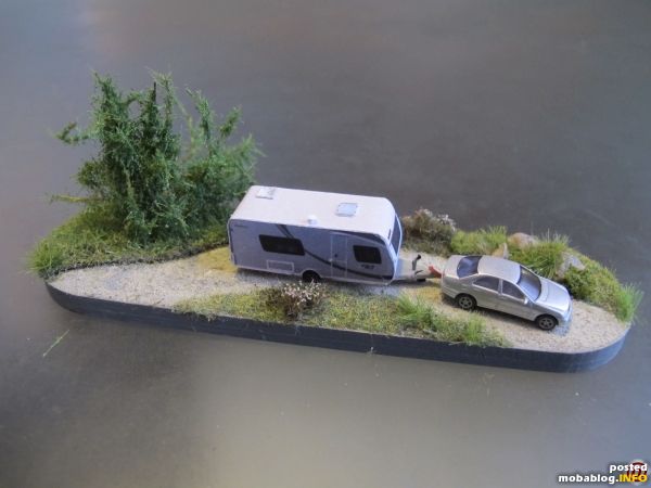 Ein Gespann auf dem Minidiorama: das Wohnwagen-Modell ist ein Dethleffs Eighty