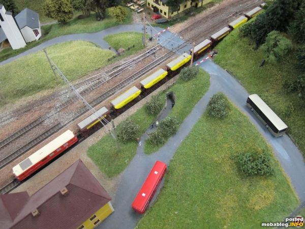 Eine Diesellok Reihe 2050 passiert mit einem Schotterzug Breitenstein