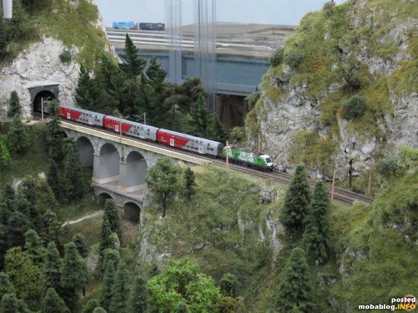 Beim Vorbild ist das Lichtraumprofil am Semmering zu klein, im Modell darf der Doppelstockzug auch über die Bergstrecke - hier an der Krauselklause