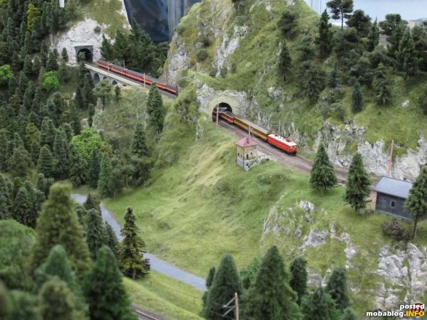 Schöne Bahnzeiten in Epoche IV: eine 1044 rollt mit einem langen Eilzug die Krauselklause in Richtung Breitenstein, gleich hinter der Lok gab es noch einen Bahnpostwagen