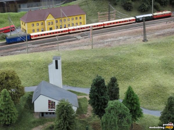 Die Reihe 1042 dominierte die Semmeringstrecke für Jahrzehnte, hier vor einem Personenzug in Breitenstein - man beachte den 2-achsigen Spantengepäckwagen
