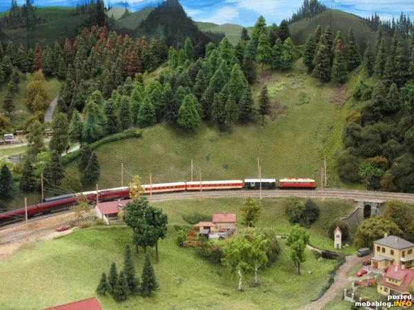 Hier sehen wir noch eine Zugüberholung im Bahnhof Breitenstein, der Regionalzug lässt den Railjet passieren